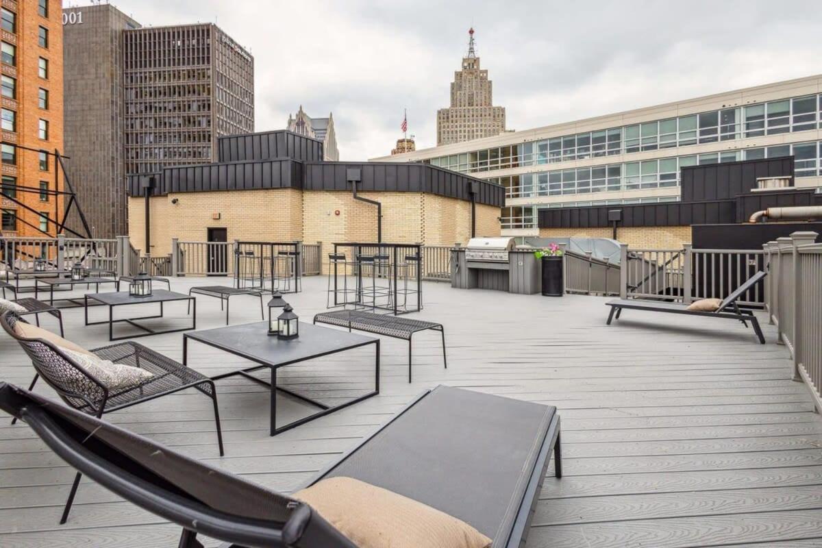 2br Executive Downtown Apartment *