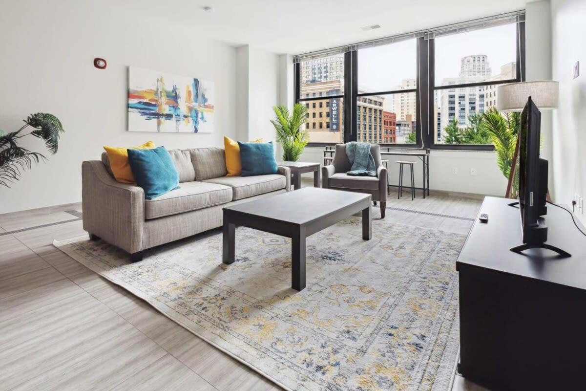 2br Executive Downtown Apartment